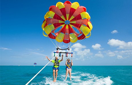 Four reasons to enjoy parasailing tour in Dubai